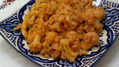 Assiette de chou-fleur à la marocaine avec garniture d'amandes