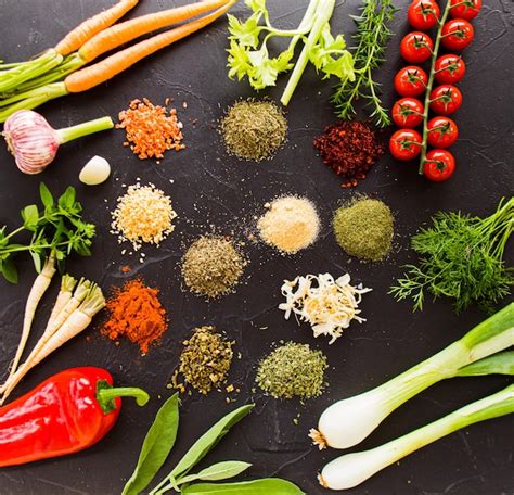 Variété de légumes frais et d'épices disposés