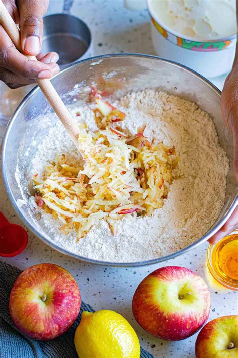 Ingrédients pour des pancakes aux pommes : pommes râpées, farine, lait végétal