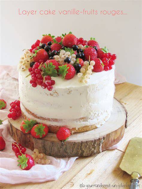 Illustration d’un layer cake léger et fruits rouges
