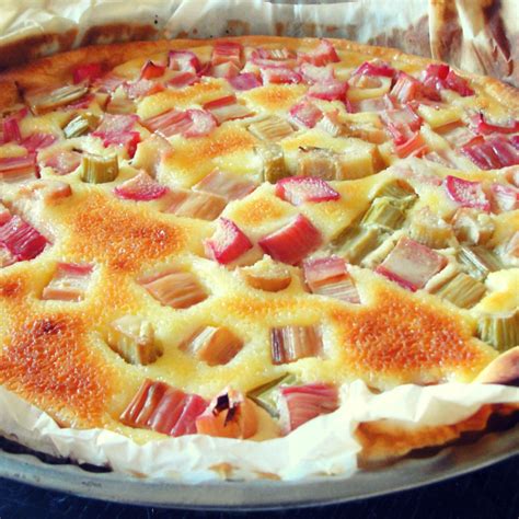 Tarte à la rhubarbe fraîchement sortie du four