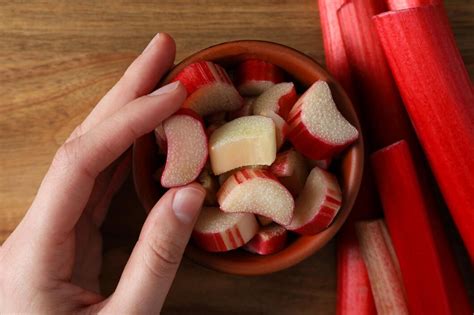 Gros plan sur des tiges de rhubarbe coupées en dés