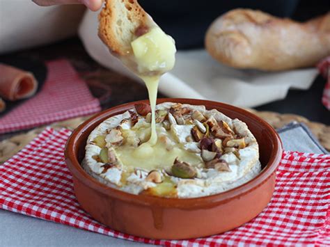 Camembert rôti garni de noix