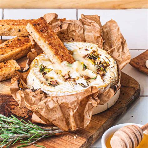 Table avec camembert rôti et pain