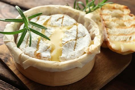 Plan rapproché de camembert rôti coulant
