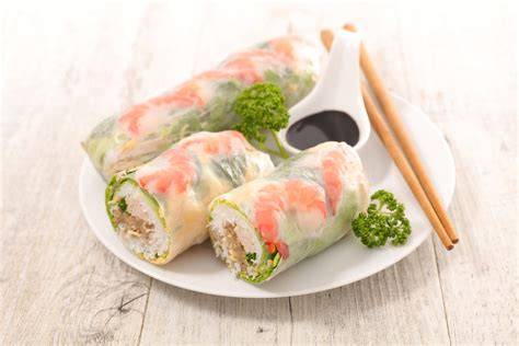 rouleaux de printemps préparés sur un torchon