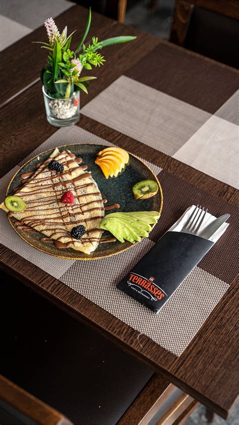 Une crêpe parisienne garnie de fruits frais et de chocolat