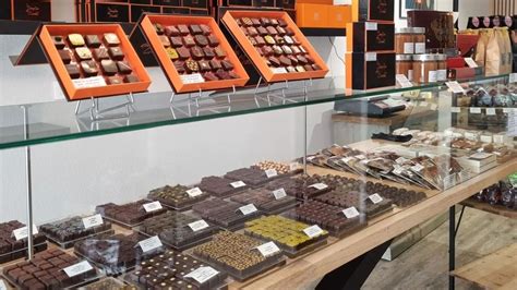 Intérieur d'une chocolaterie artisanale avec des chocolats exposés