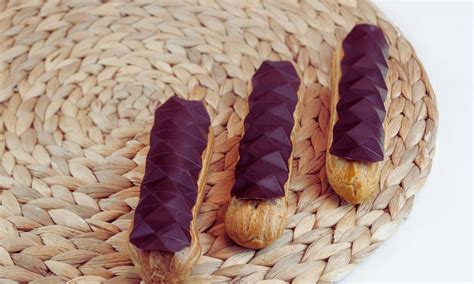 finition d'un éclair au chocolat