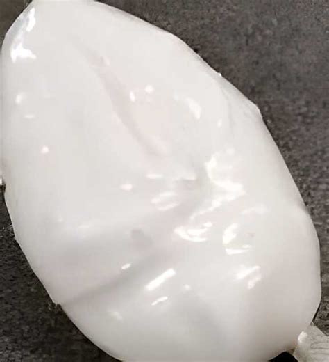 professionnel utilisant du fondant pâtissier