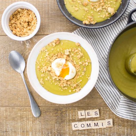 Bol de crème de pois cassés avec un œuf mollet et des pois cassés réservés parsemés