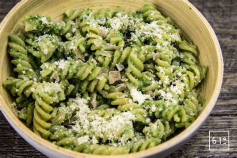 Bol de pâtes avec du pesto d'ail des ours