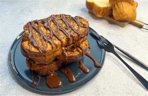 Illustration illustrant la brioche perdue à la vanille avec topping chocolat et chantilly