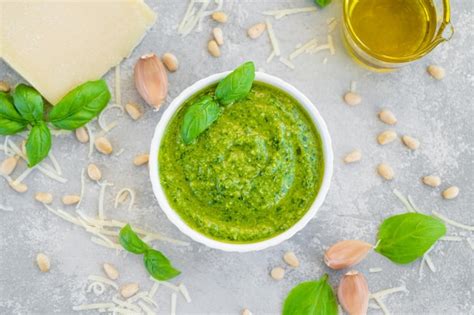 Bol de pesto vert frais avec des ingrédients