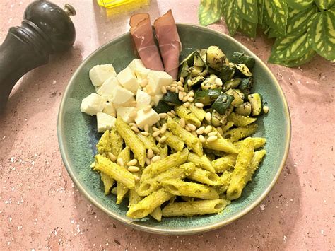 Assiette de pâtes végétales avec pesto et garniture