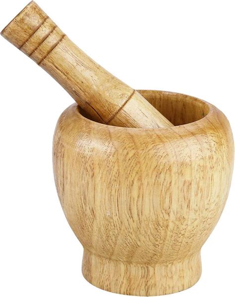 Mortier et pilon avec ail et gingembre écrasés
