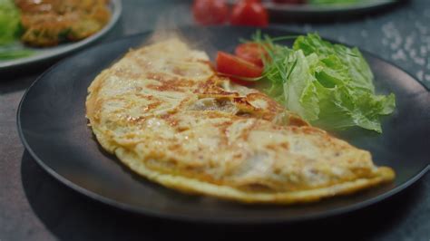 Carrés d'omelette disposés sur la salade