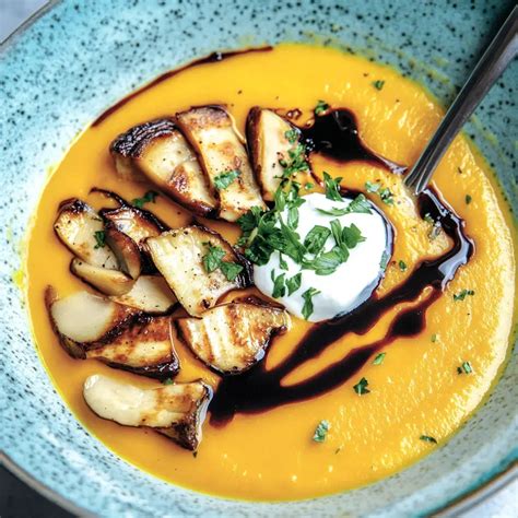 Bol de velouté de courge crémeux garni de coriandre fraîche