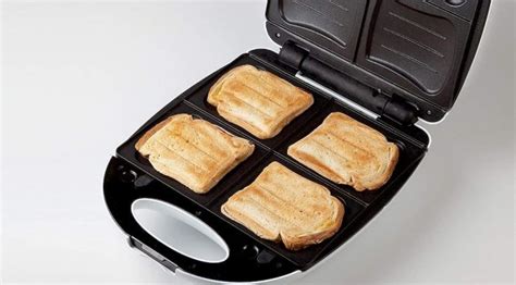 Gaufrier avec un croque-monsieur cuit dedans