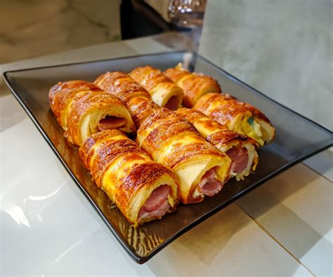 Tranches de pain de mie garnies de fromage et jambon prêtes à être cuites au gaufrier