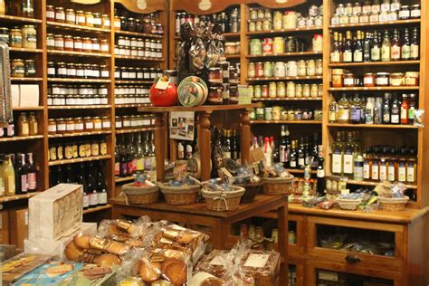 variété de tartinades et produits d'épicerie fine
