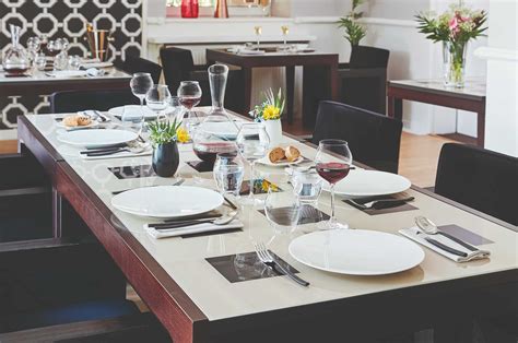 Une table de cuisine bien dressée avec des plats variés et colorés