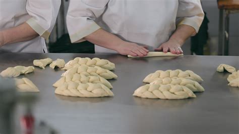 Pâte à sfenj en cours de pétrissage