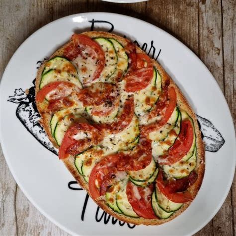 illustration de bruschetta tomate courgette pesto