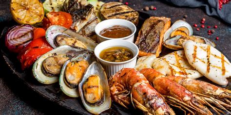 Plancha avec des fruits de mer variés