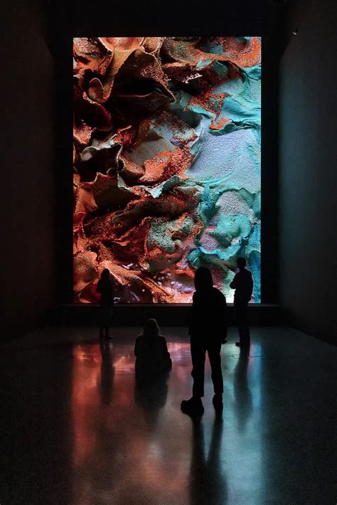 Artiste travaillant avec des machines et des projections visuelles abstraites