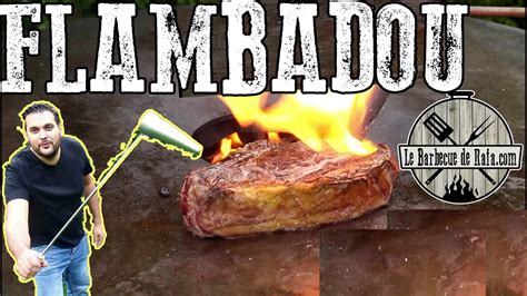 Personne plaçant un flambadou rempli de lard sur des braises