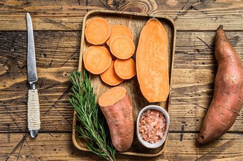 Patate douce crue et coupée