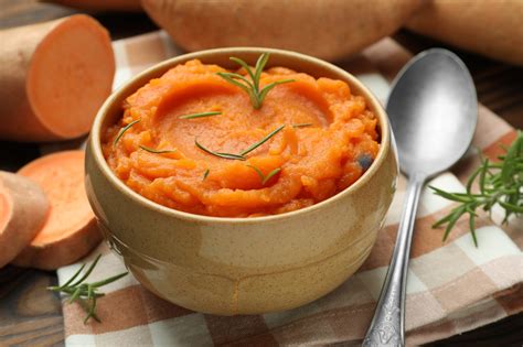 Bacs à glaçons remplis de purée de patate douce