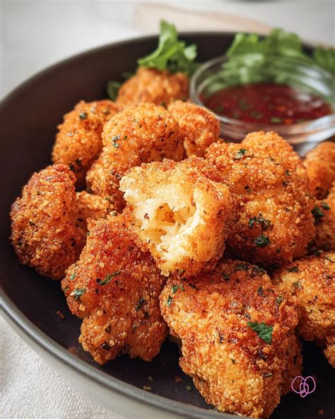 Schéma du montage des nuggets: chou-fleur, fromage au centre, panure