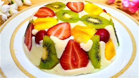 Flan coco servi avec des fruits frais