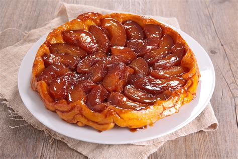 Tarte Tatin servie tiède avec une cuillère de crème