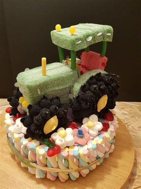 Gâteau tracteur décoré avec des bonbons et des biscuits