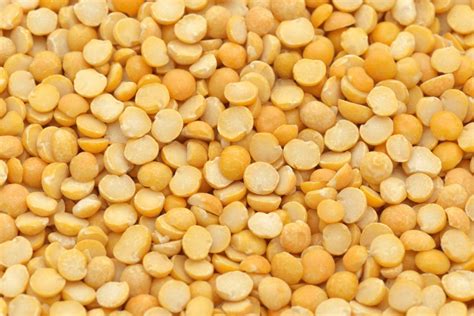 Pois cassés jaunes en gros plan