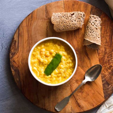 Bol de kik alicha éthiopien avec injera