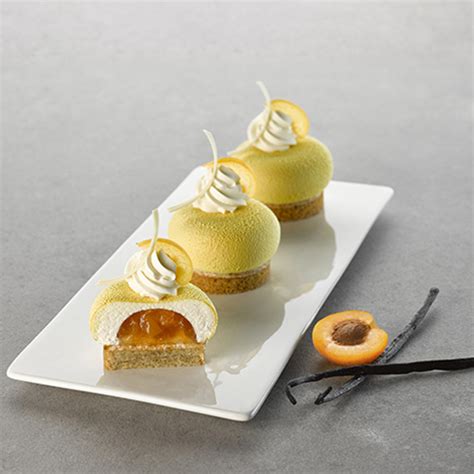 Vue en coupe d'un entremets vanille verveine montrant les différentes couches