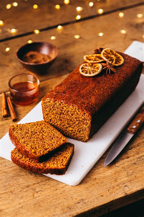 Moule à cake garni de pâte à pain d'épices