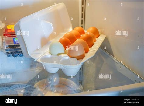 Blanc d'œufs frais dans un réfrigérateur