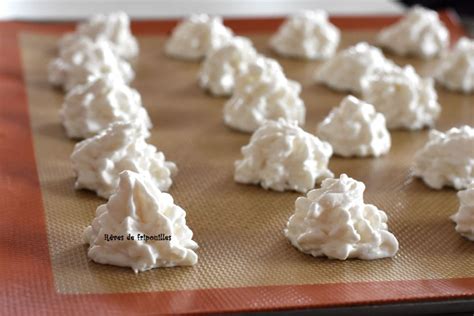 Des meringues à la noix de coco disposées sur une plaque de cuisson