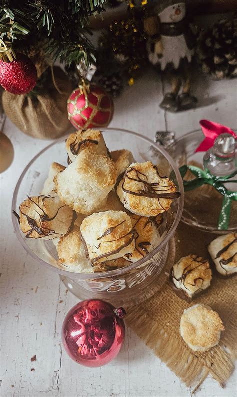 Une assiette de rochers coco prêts à être dégustés