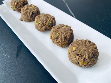 Vue rapprochée de halva au tahini avec des pistaches