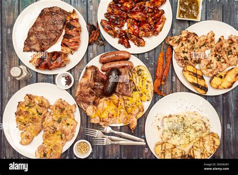 Assortiment de plats à base de viande et d'avocat