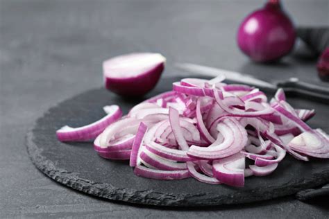 Oignons rouges émincés et chèvre en rondelles