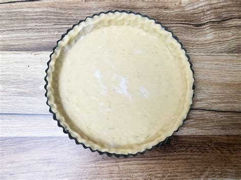 Assemblage de la quiche dans un moule à tarte