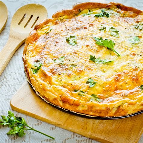 Quiche sans pâte sortant du four