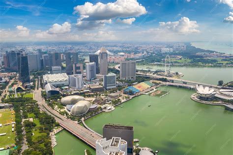 Vue panoramique de Singapour au crépuscule avec des lumières scintillantes